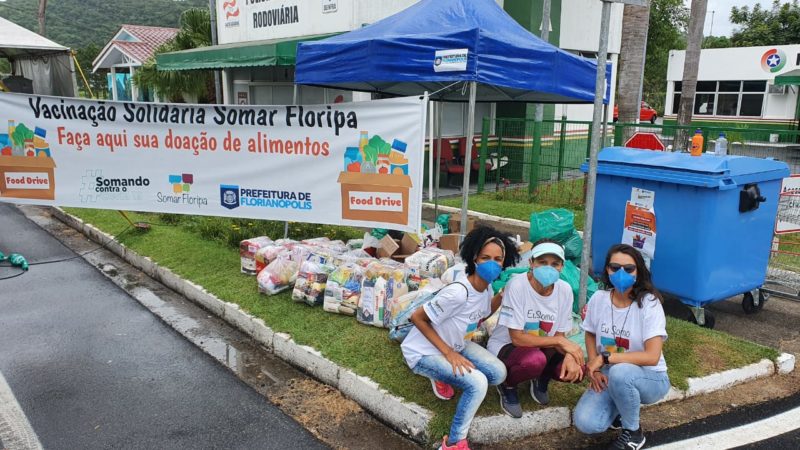 Voluntários no ponto de coleta de alimentos durante a vacinção no drive thru da SC-401, na Capital – Foto: PMF/Divulgação/ND