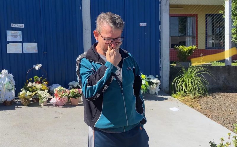 O motorista Marcos Ant&ocirc;nio Costa esteve na escola para buscar os pertences da filha. – Foto: Willian Ricardo/ND