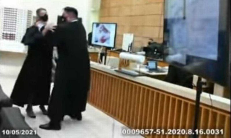 Advogada é chacoalhada no Tribunal do Júri em julgamento de Luis Felipe Manvalier – Foto: Reprodução