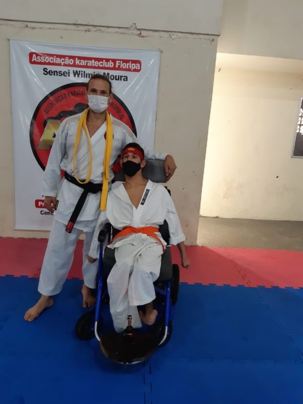 Na foto, o carateca Yuri Pereira Porf&iacute;rio, de 22 anos, e morador do bairro Jo&atilde;o Paulo, aqui na capital, recebe a faixa laranja das m&atilde;os do orgulhoso Sensei Wilmis Moura, professor do Projeto Karat&ecirc; para Comunidade. Yuri, portador de paralisia cerebral, &eacute; um esfor&ccedil;ado atleta, que supera as suas defici&ecirc;ncias disciplina e dedica&ccedil;&atilde;o &agrave;s artes marciais. D&aacute;-lhe, Yuri!&nbsp;– Foto: divulga&ccedil;&atilde;o/ND