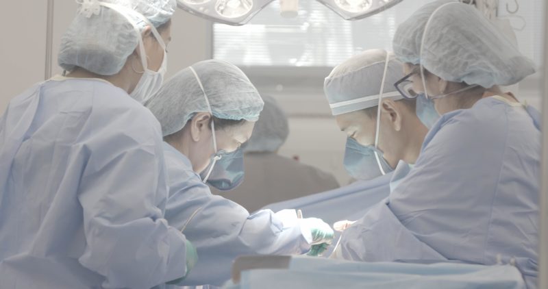 A série documental da TV Record conta casos reais de médicos e seus desafios com tratamentos complexos – Foto: Divulgação/ ND