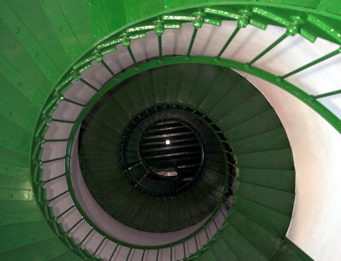 São 142 degraus para subir os 29 metros em espiral por dentro do farol – Foto: Prefeitura de Laguna/ND