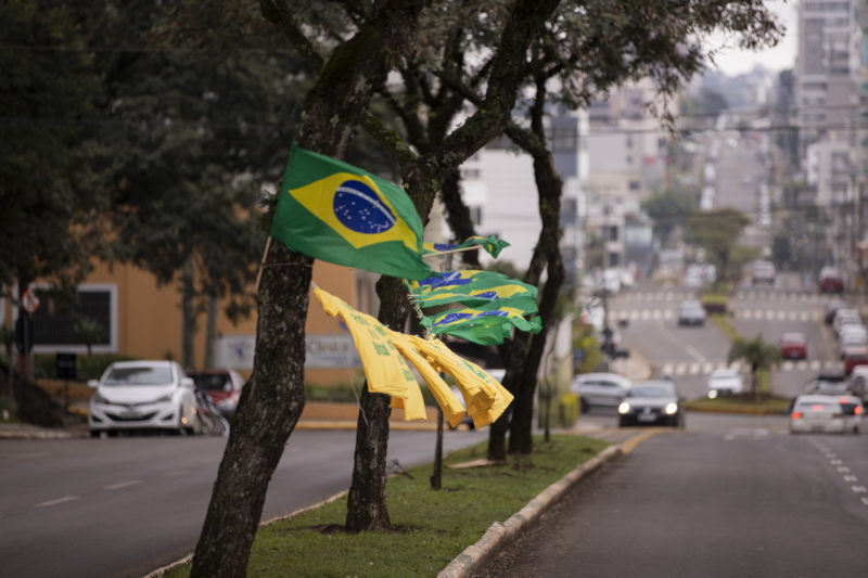 <span style="font-weight: 400;">Vendedores aproveitam para lucrar comercializando bandeiras do Brasil nas ruas de Chapecó </span> &#8211; Foto: Liamara Polli/Especial ND