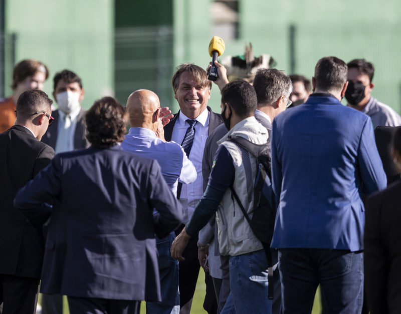 Após acertar o pênalti, Bolsonaro comemorou o feito com os apoiadores. Na sequência, o presidente deixou a Arena Condá sem falar com a imprensa. Ele não usava máscara. – Foto: Liamara Polli/Especial ND
