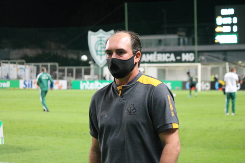 Técnico Paulo Baier elogiou a atuação dos jogadores no empate com o América-MG – Foto: Celso da Luz/CriciúmaEC/ND