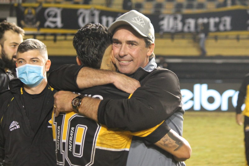 Técnico Paulo Baier exaltou a entrega dos jogadores na partida – Foto: Celso da Luz/ CriciúmaEC/ND