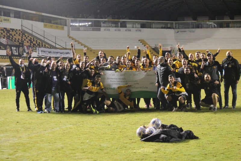 Jogadores posaram para foto com o cheque alusivo à premiação que irão receber por avançar de fase – Foto: Celso da Luz/CriciúmaEC/ND