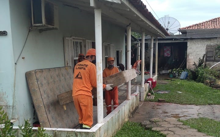 Em Laguna, equipes de limpeza atuaram durante todo o dia nesta quinta-feira (10) & # 8211; Foto: Prefeitura de Laguna / ND