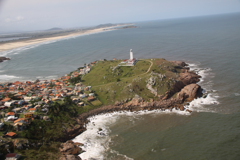 Vila se desenvolveu ao redor do Farol de Santa Marta e se tornou ponto turístico no Sul do Estado – Foto: Prefeitura de Laguna/ND