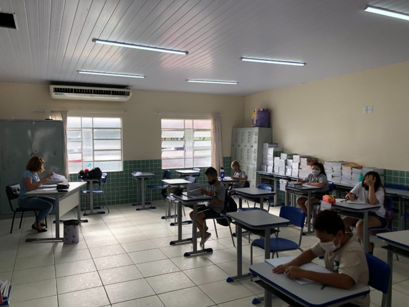 Realização de questões de matemática e língua portuguesa – Foto: Prefeitura de Gaspar/Divulgação