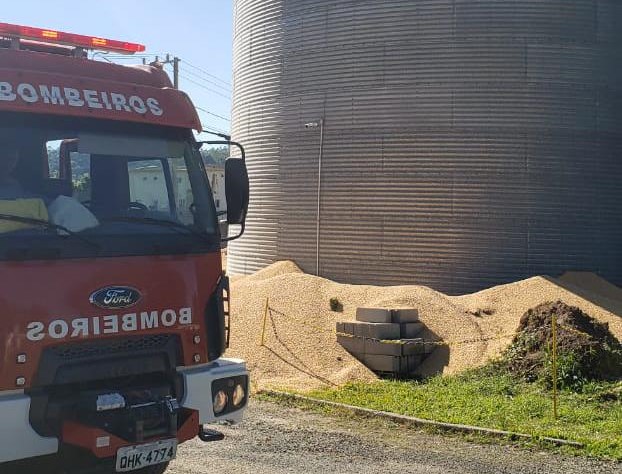 Bombeiros fizeram um buraco na base do silo com uma retroescavadeira e localizaram o corpo da vítima – Foto: Divulgação/Corpo de Bombeiros/ND