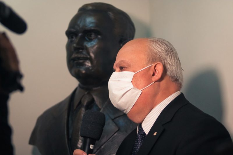 Presidente Norton Flores Boppr&eacute;, diante do busto do Orlando Scarpelli. A inaugura&ccedil;&atilde;o fez parte do evento do centen&aacute;rio.&nbsp; – Foto: Patrick Floriani/divulga&ccedil;&atilde;o