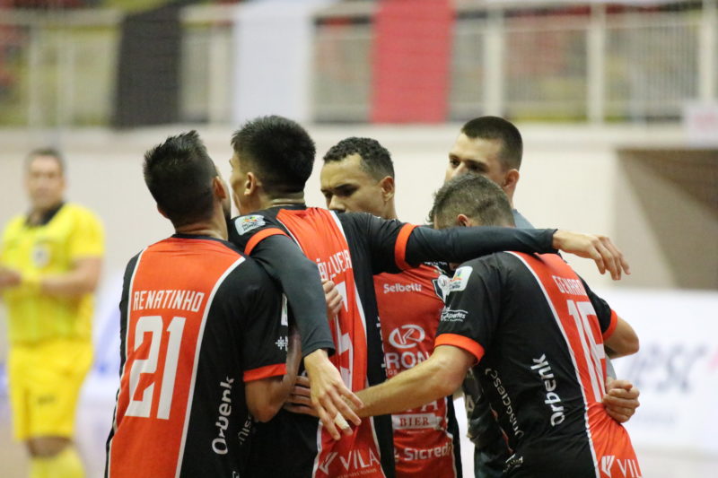 JEC assume liderança do Catarinense