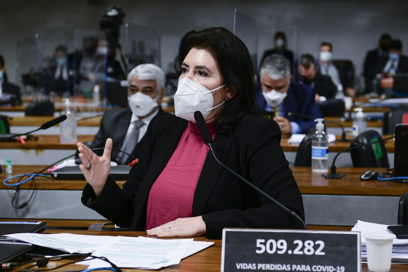 À bancada, senadora Simone Tebet (MDB-MS), apontada como a grande “estrela” da noite ao arrancar do inquirido o nome de Ricardo Barros. – Foto: Pedro França/Agência Senado/ND