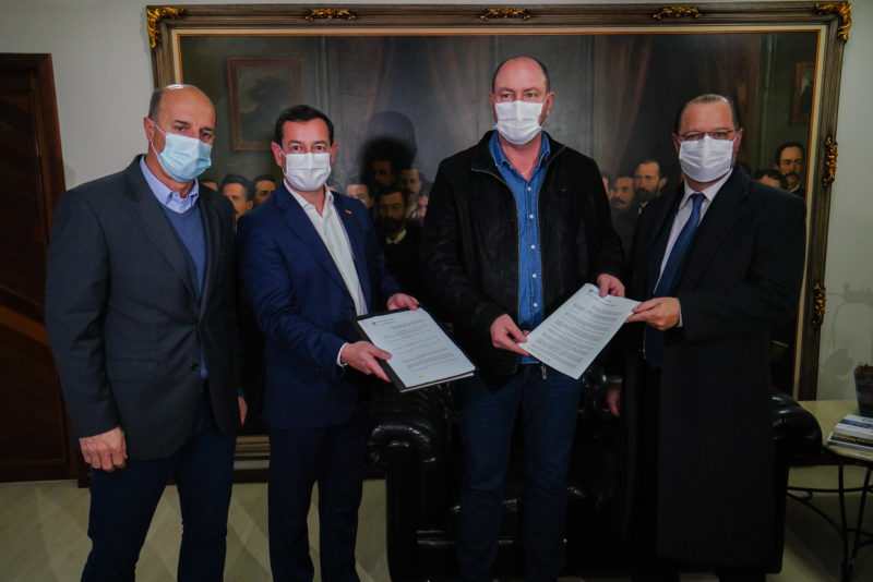 Secretário da Casa Civil, Eron Giordani, presidente da Alesc, Mauro de Naral, presidente do Iprev, Marcelio Mendonça e o deputado estadual José Milton Scheffer