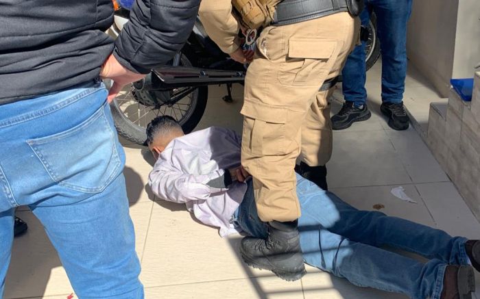 Suposto golpista foi detido pelo filho da v&iacute;tima at&eacute; a chegada dos policiais – Foto: Reprodu&ccedil;&atilde;o/ND