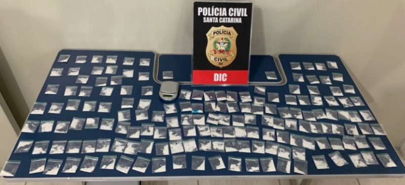 Além de prender cinco pessoas, a Polícia Civil apreendeu 163 papelotes de cocaína e uma balança – Foto: Polícia Civil/ND