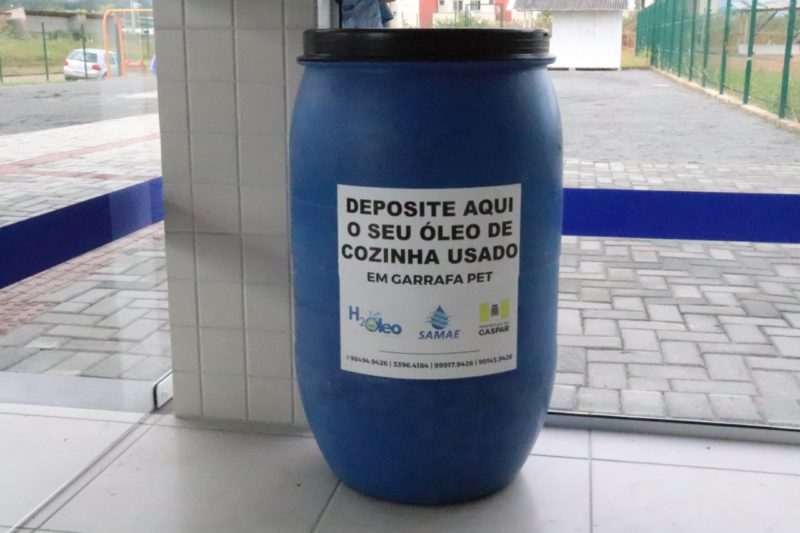 Coleta de óleo de cozinha usado em garrafa pet – Foto: Prefeitura de Gaspar/Divulgação