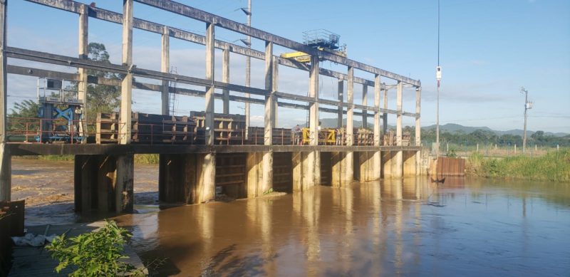 Barragem de contenção de cunha salina foram abertas devido à força da correnteza – Foto: Semasa/Divulgação