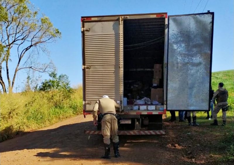 Dezenas de armas foram roubadas pelos assaltantes – Foto: Polícia Militar/Divulgação/ND