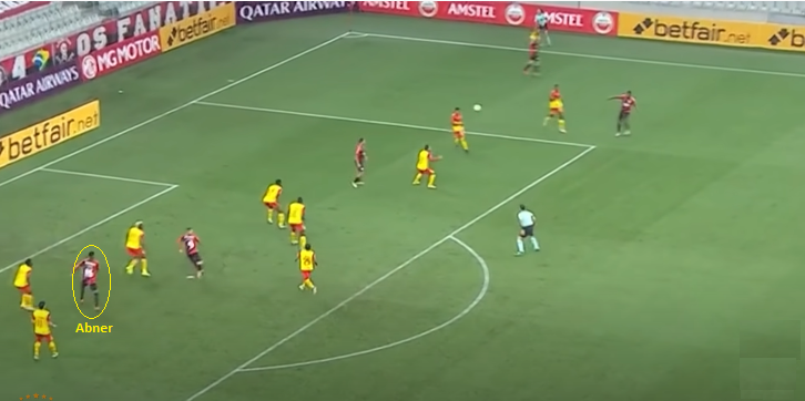 Lateral Abner Vinícius ataca a área adversária – Foto: Reprodução/Conmebol TV