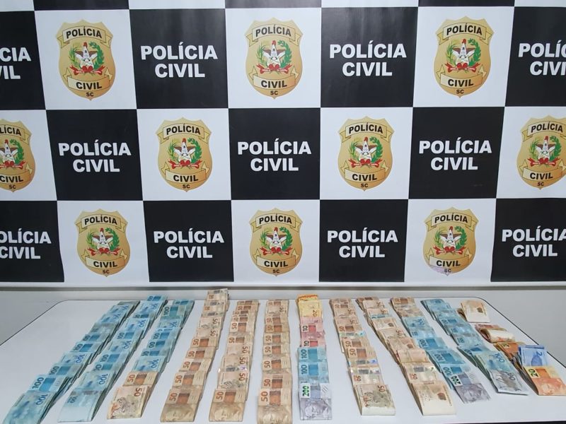 Polícia Civil apreendeu quase R$ 100 mil e uma mulher foi presa por tentativa de homicídio contra policial civil – Foto: Polícia Civil/Divulgação/ND