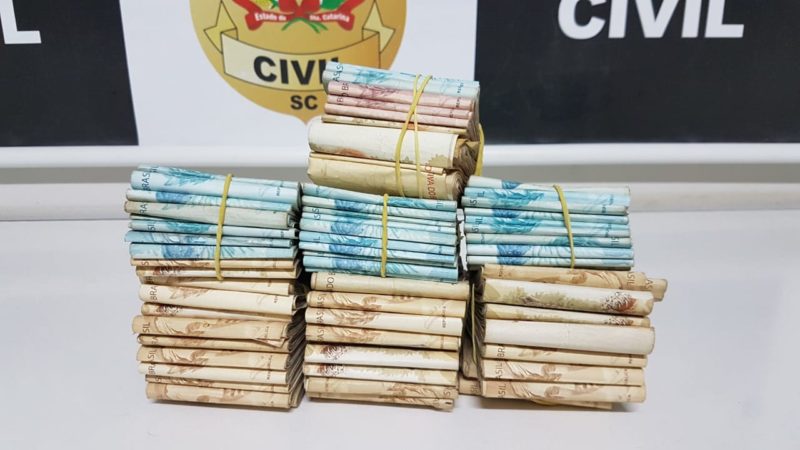 Ação da Polícia Civil na noite de segunda-feira (31) resultou na apreensão de R$ 100 mil encontrados em duas casas em Chapecó – Foto: Polícia Civil/Divulgação/ND