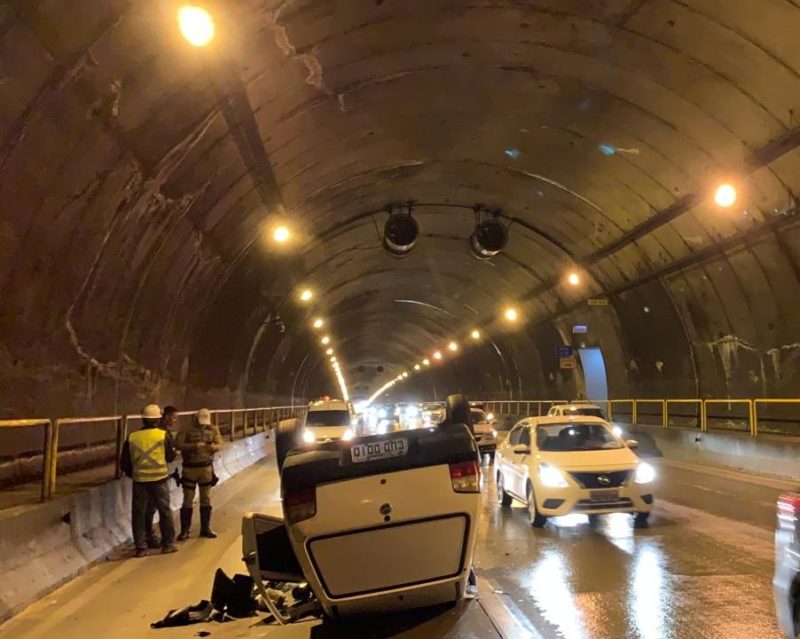 Carro capotou por volta das 15h45, no túnel Antonieta de Barros, em Florianópolis &#8211; Foto: PMRv/Divulgação/ND