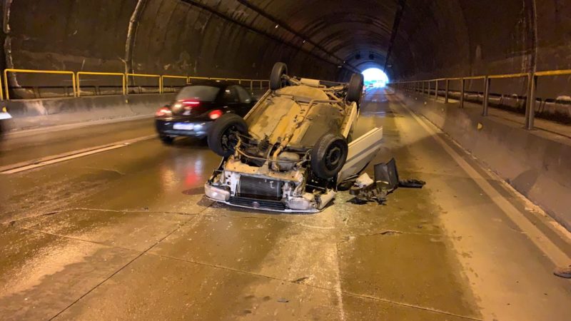 Carro bateu na mureta de proteção e capotou dentro do túnel, em Florianópolis &#8211; Foto: PMRv/Divulgação/ND