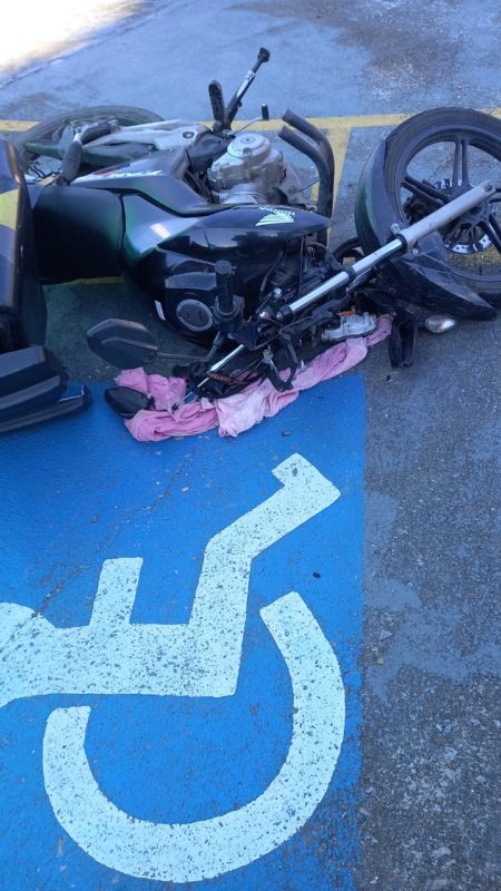 moto caída após acidente