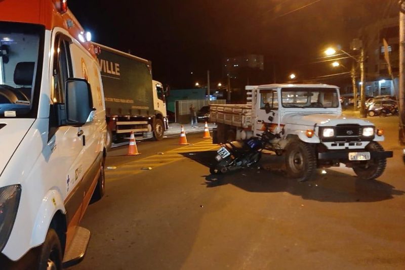 Motociclista fica ferido após colidir contra caminhonete em Blumenau – Foto: Rafael Krueger/Samu Blumenau