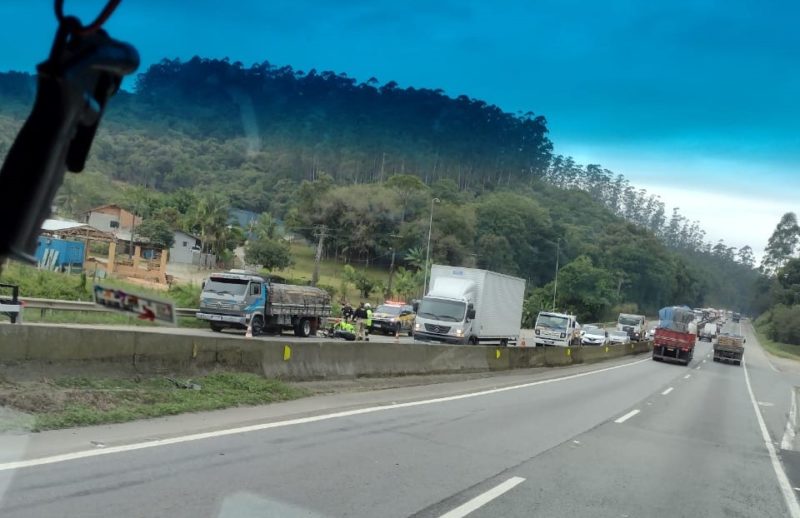 Acidente na BR-101, em Joinville, deixou motociclista em estado grave – Foto: Redes sociais