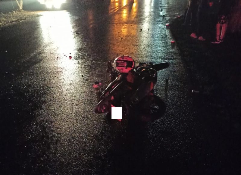 Jovem em uma moto bateu no cone de sinalização e, em seguida, o caminhão passou por cima da moto &#8211; Foto: Corpo de Bombeiros/Divulgação/ND