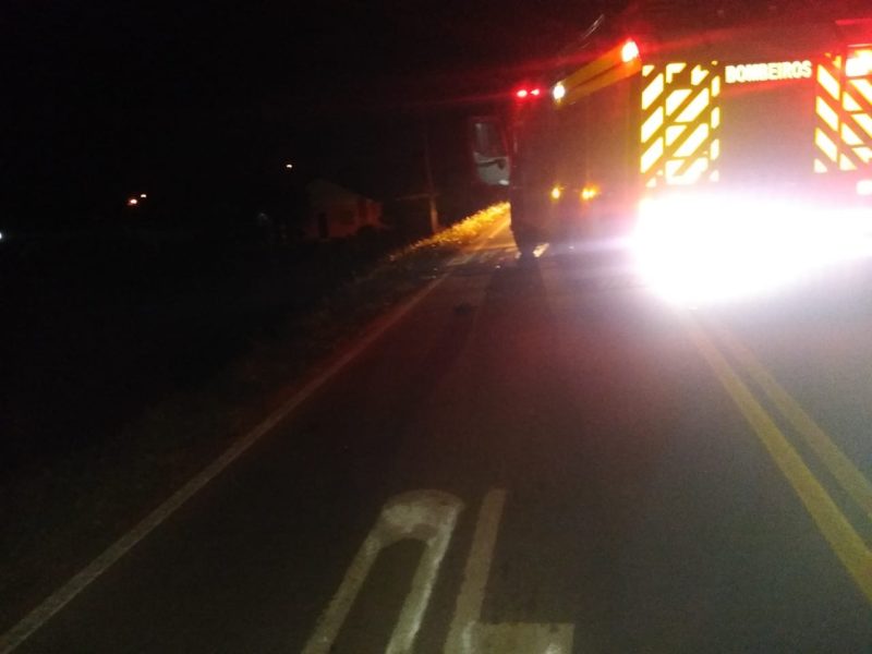 O homem de 32 anos foi arremessado quatro metros de distância após a batida – Foto: Corpo de Bombeiros/Divulgação/ND