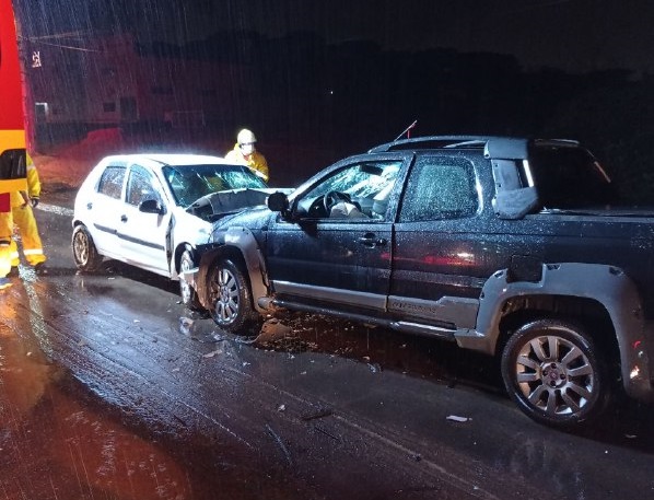 Mulher, motorista do Celta, fica presa pelas pernas em painel de carro ap&oacute;s batida de frente – Foto: Corpo de Bombeiros/ND