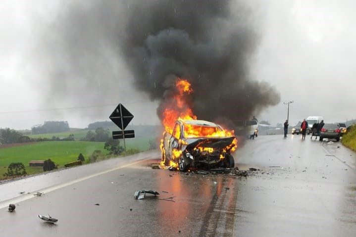 Carro pega fogo e homem morre em grave acidente em Imbuia – Foto: Divulga&ccedil;&atilde;o/Redes Sociais