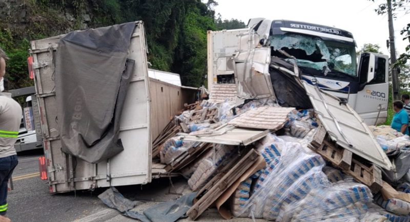 Um grave acidente envolvendo dois caminh&otilde;es e um carro deixou a BR-470, em Ibirama, no Alto Vale do Itaja&iacute;, bloqueada nos dois sentidos; uma situa&ccedil;&atilde;o corriqueira para quem trafega pela rodovia em uma s&eacute;rie que deve mostrar esses e outros problemas das estradas do Estado – Foto: Divulga&ccedil;&atilde;o/Guincho Marquinhos