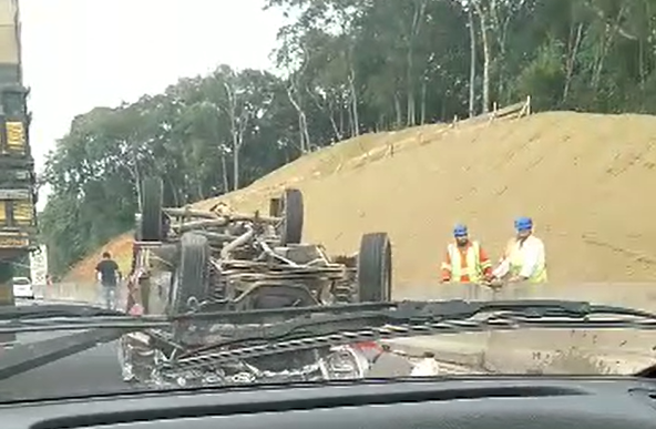 Caminhão tombou após o choque com o outro veículo – Foto: Divulgação