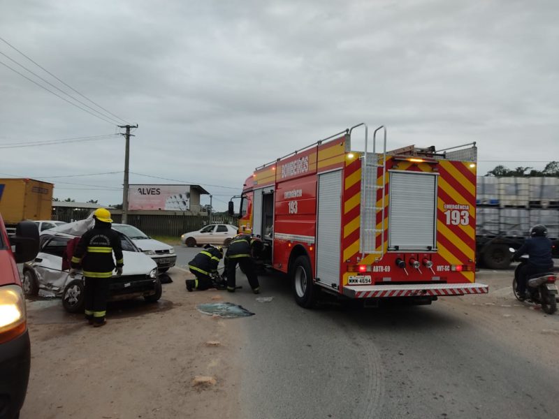 Duas pessoas que estavam no Corsa acabaram morrendo no acidente na manhã desta sexta-feira (18) – Foto: Corpo de Bombeiros Navegantes/Divulgação
