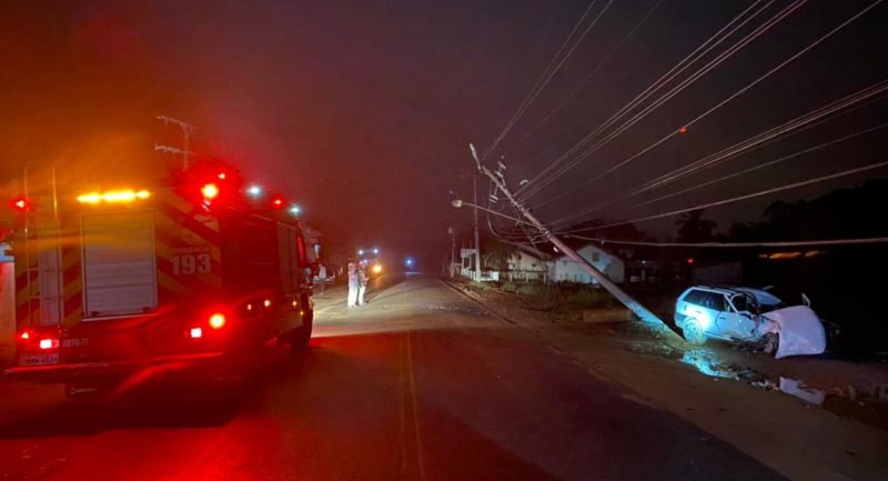 Motorista foge ap&oacute;s colidir em poste na cidade de Rio dos Cedros – Foto: Divulga&ccedil;&atilde;o/Corpo de Bombeiros
