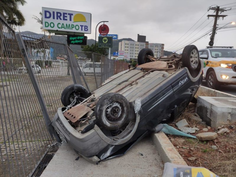 Carro capotou na manh&atilde; deste s&aacute;bado (26), em frente ao Direto do Campo – Foto: GMF/Divulga&ccedil;&atilde;o/ND