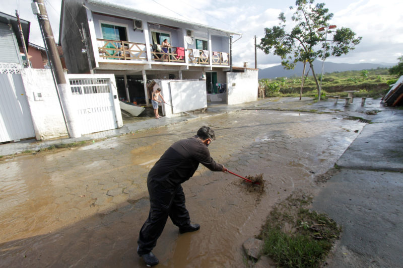 Neste sábado (19), Florianópolis ficou com ruas alagadas e vias interditadas após fortes chuvas – Foto: Leo Munhoz/ND