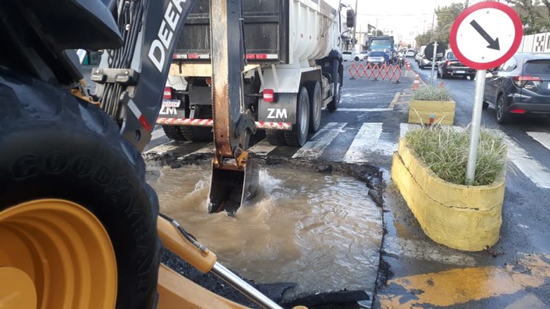 Asfalto cedeu por conta de um rompimento da rede de água e quase ‘engoliu’ um carro que passava pelo local – Foto: Adriano Raulino/NDTV