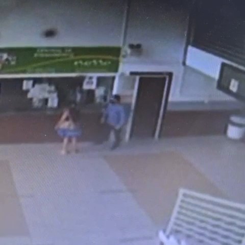 C&acirc;meras de seguran&ccedil;a flagraram momento que mulher agride funcion&aacute;rio do terminal urbano de Brusque ao se recusar a usar m&aacute;scara – Foto: Terminal Urbano/Reprodu&ccedil;&atilde;o/ND