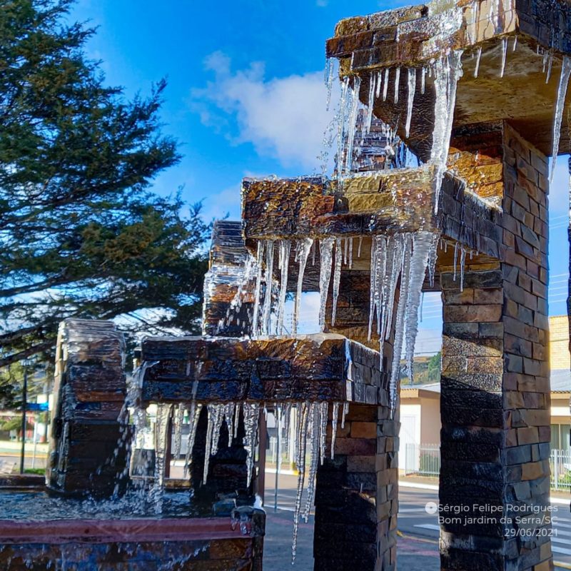 Formação de cristais de gelo no Chafariz do Infinito, na praça central de Bom Jardim da Serra &#8211; Foto: Sérgio Felipe Rodrigues/Divulgação/ND