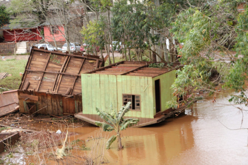 Casas foram arrastadas pela fúria do rio – Foto: Prefeitura de Águas de Chapecó/Arquivo/ND