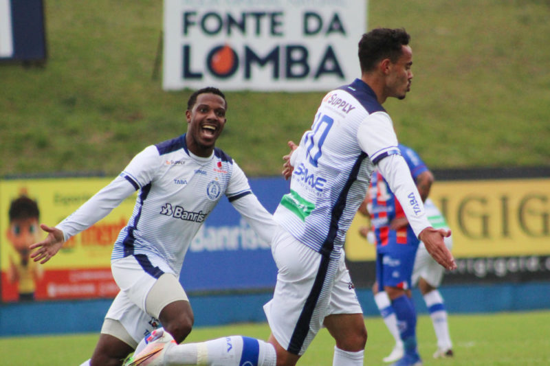 Padu faz o primeiro gol da história do Aimoré em campeonatos nacionais – Foto: Fernando Campos/CE Aimoré
