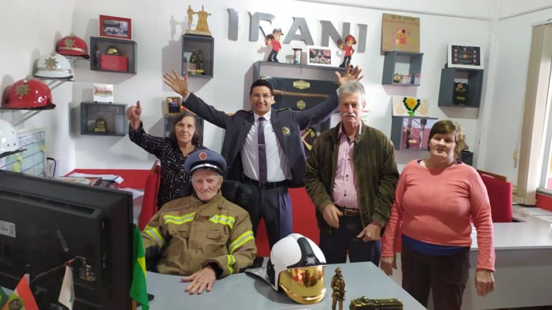 Luiz, de 101 anos, fez um passeio na sede da corpora&ccedil;&atilde;o dos Bombeiros Volunt&aacute;rios – Foto: Bombeiros Volunt&aacute;rios de Irani/Divulga&ccedil;&atilde;o/ND