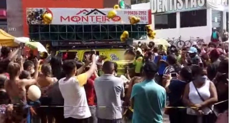 Homem vestido de apicultor pede desculpas a namorada – Foto: Reprodução