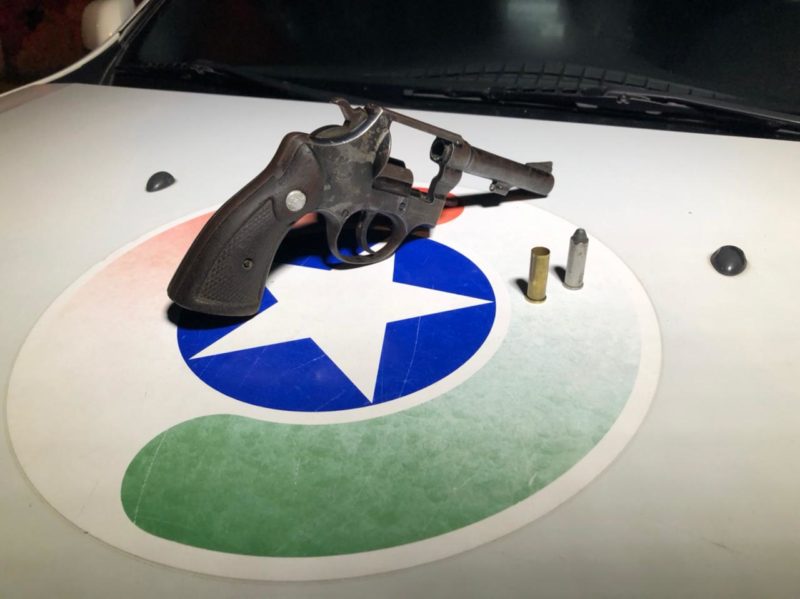 Uma arma foi apreendida durante a operação – Foto: Ricardo Alves/NDTV